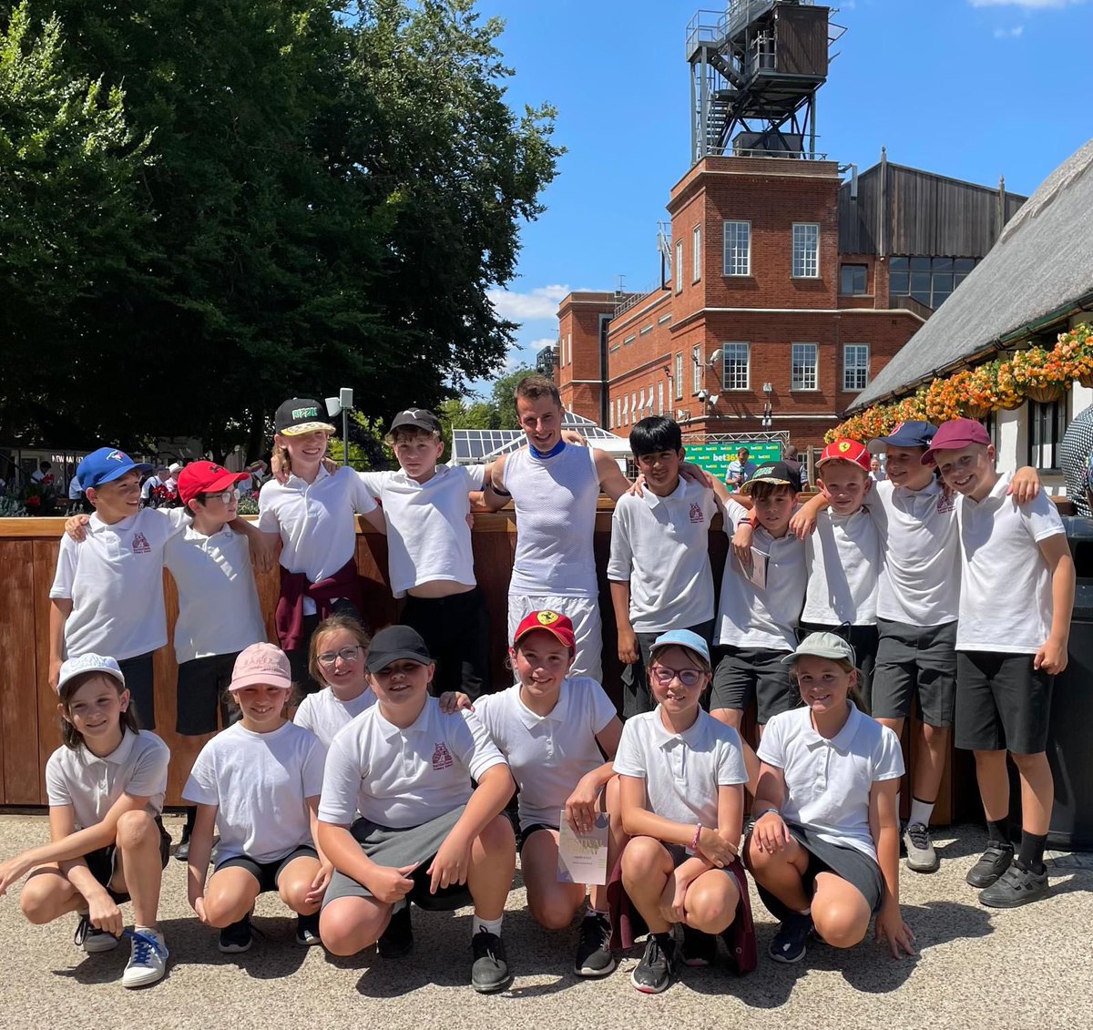 WilliamBuickX's tweet image. Great to meet and hopefully inspire the year 5 students from Kettlesfield School today at @NewmarketRace 💙