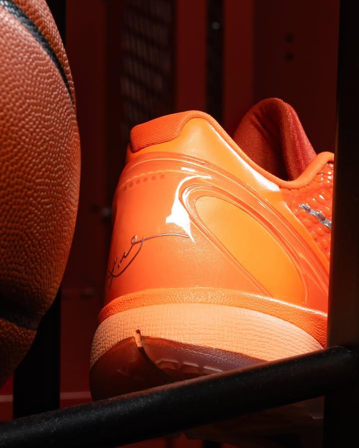 LaceLounge's tweet image. Let’s be real… the Kobe 6 Protro “Total Orange” ain’t even top 5 in Kobe colorways, and it’s dropping for $190 next week? 🍊🔥 Overhyped or underrated classic? Be honest, y’all really copping for the legacy or just for clout? 👀👟

📸: @sneakerpolitics
#Kobe6Protro…