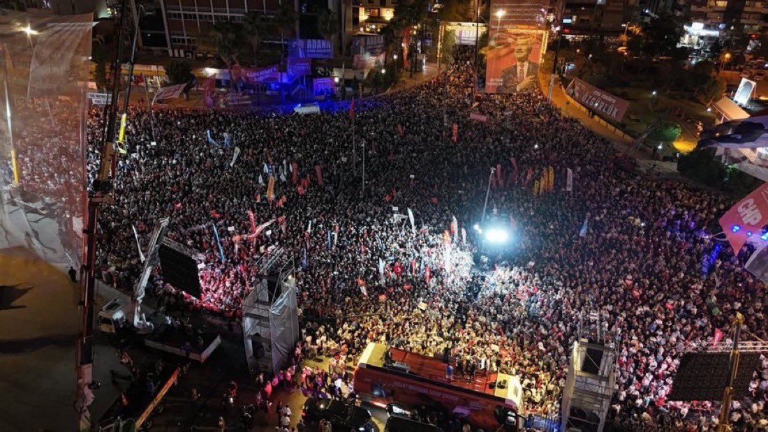 Her operasyon sonrası miting meydanları daha da dolup taşıyor.
Hem de gecenin o saatinde, bu sıcaklarda.
Burdan bir ders çıkarmanız gerekmiyor mu?