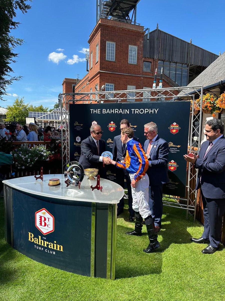 BahrainEmbUK's tweet image. His Highness Shaikh Isa bin Salman bin Hamad Al Khalifa, Minister of the Prime Minister’s Court and Chairman of the High Committee of the Rashid Equestrian and Horseracing Club (REHC) attended and presented trophies at the the annual Kingdom of #Bahrain Trophy at @NewmarketRace…