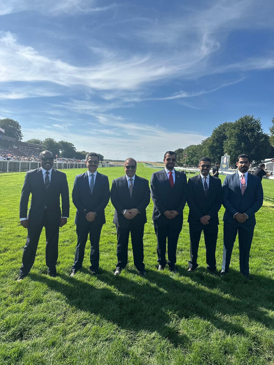 BahrainEmbUK's tweet image. His Highness Shaikh Isa bin Salman bin Hamad Al Khalifa, Minister of the Prime Minister’s Court and Chairman of the High Committee of the Rashid Equestrian and Horseracing Club (REHC) attended and presented trophies at the the annual Kingdom of #Bahrain Trophy at @NewmarketRace…