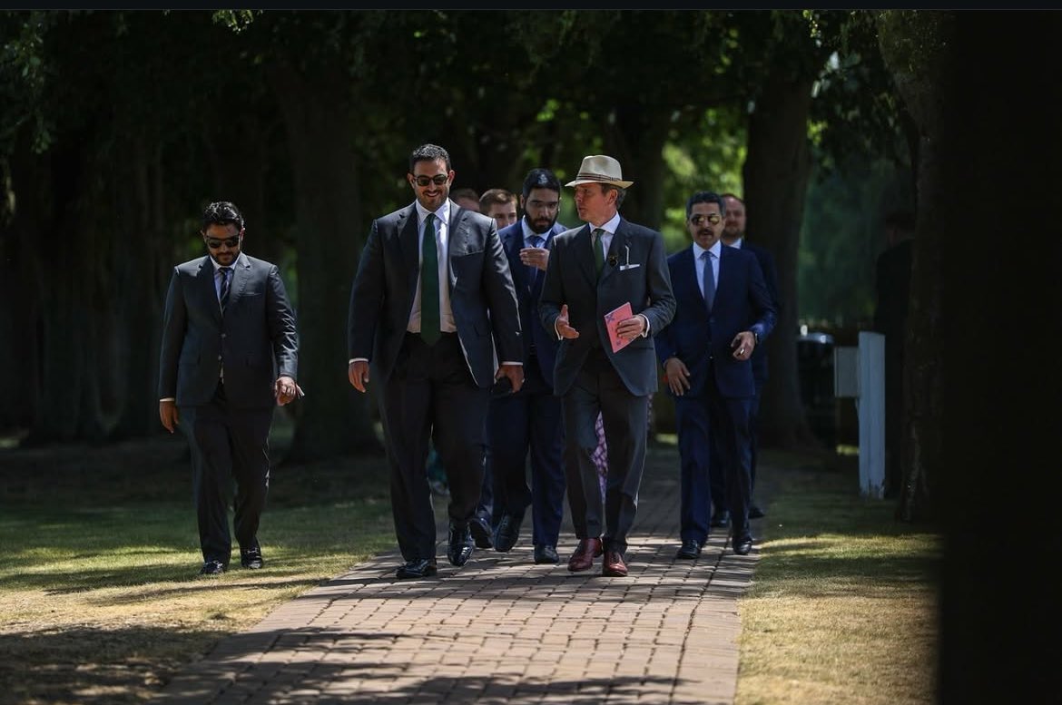 BahrainEmbUK's tweet image. His Highness Shaikh Isa bin Salman bin Hamad Al Khalifa, Minister of the Prime Minister’s Court and Chairman of the High Committee of the Rashid Equestrian and Horseracing Club (REHC) attended and presented trophies at the the annual Kingdom of #Bahrain Trophy at @NewmarketRace…