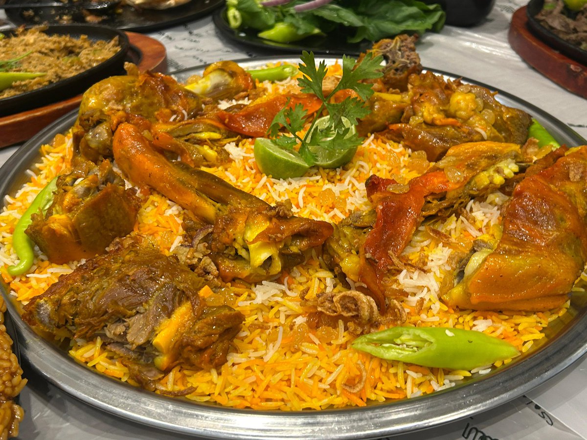 لقد زرت مطعم سعودي اسمه ابشر بعزك في القاهرة لتناول الغداء مع أصحابي وأم كوجي وهي سعيدة بتناول أكلات سعودية وخاصة الجريش الأبيض.