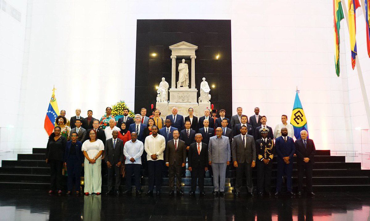 وزير الخارجية إيفان جيل: بمناسبة الذكرى الثانية والخمسين لتأسيس جماعة الكاريبي (كاريكوم)، وضعنا إكليلاً من الزهور على ضريح المحرر سيمون بوليفار. وبالنيابة عن الرئيس نيكولاس مادورو، نتقدم بأحرّ التهاني لجميع حكومات وشعوب جماعة الكاريبي، التي تواصل تعزيز التضامن والتعاون من أجل