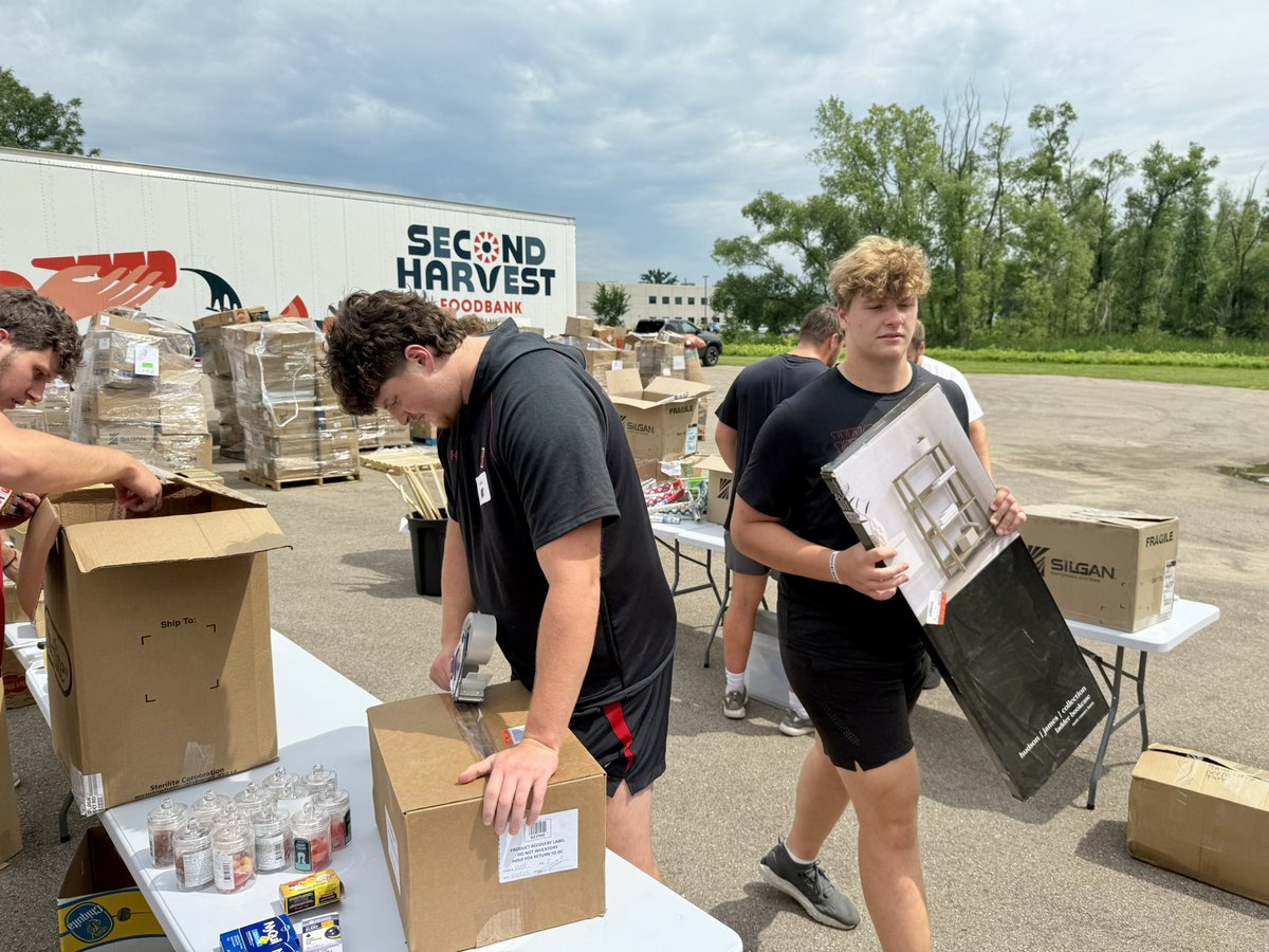 AJ Blazek (@coachblaz) on Twitter photo Had an a great time yesterday with the <a href="/BadgerFootball/">Wisconsin Football</a> OL and TE crews helping at Second Harvest Food Bank in Dane Co.!!
#BadgerBuilt 📛💯❤️
#BadgersGiveBack 🏡 Had an a great time yesterday with the <a href="/BadgerFootball/">Wisconsin Football</a> OL and TE crews helping at Second Harvest Food Bank in Dane Co.!!
#BadgerBuilt 📛💯❤️
#BadgersGiveBack 🏡