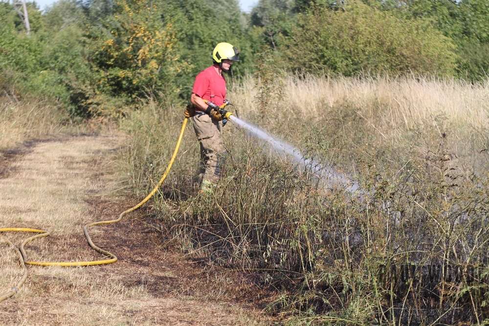 Another hot day - another grass fire at Rammey Marsh in #enfield
Crews from <a href="/LondonFire/">London Fire Brigade</a>  assisted by <a href="/ECFRS/">Essex Fire Service</a>  tackled the outbreaks close to the #M25