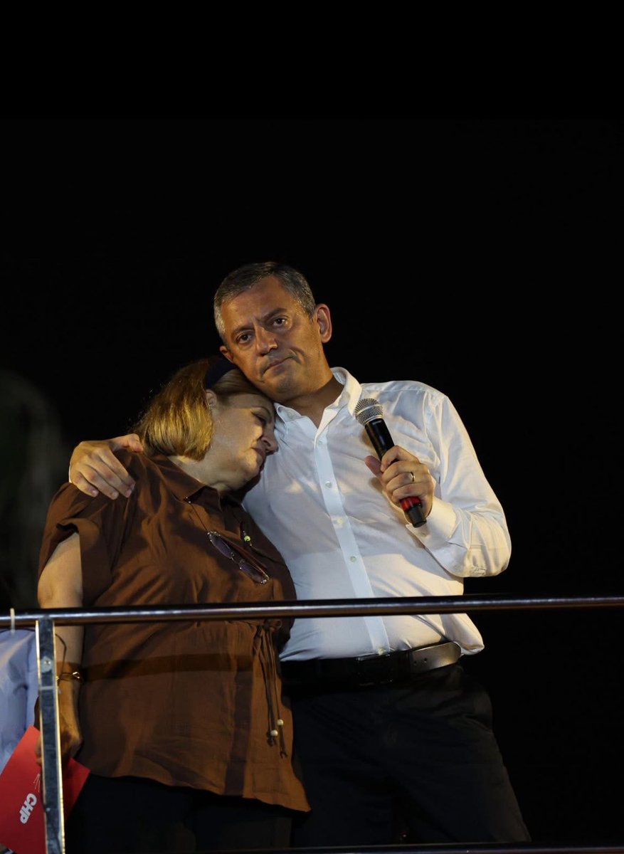 Gerçek bir Anadolu kadını,eşinin arkasında dim dik duran bir eş,bir gün Adalet yerini bulacak,yaptıklarının hesabını vermeden gidemeyecekler …
Bir fotoğraf bazen çok şey anlatır …