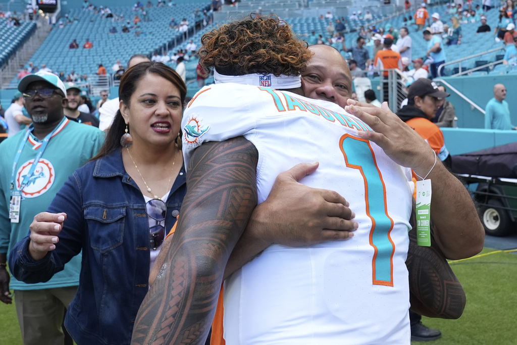 Troy Vincent, Sr. (@troyvincentsr) on Twitter photo The values and the lessons learned from sports have an impact on and off the field.
<a href="/dtagovailoa/">Diane Tagovailoa 🐢🐬🐘🤙🏽🐅</a>, mom of <a href="/MiamiDolphins/">Miami Dolphins</a> QB <a href="/Tua/">Tua. T 🇦🇸</a>, is helping girls’ flag football get the recognition and resources it deserves. 💪🏿
See more: bit.ly/4klbY3i The values and the lessons learned from sports have an impact on and off the field.
<a href="/dtagovailoa/">Diane Tagovailoa 🐢🐬🐘🤙🏽🐅</a>, mom of <a href="/MiamiDolphins/">Miami Dolphins</a> QB <a href="/Tua/">Tua. T 🇦🇸</a>, is helping girls’ flag football get the recognition and resources it deserves. 💪🏿
See more: bit.ly/4klbY3i
