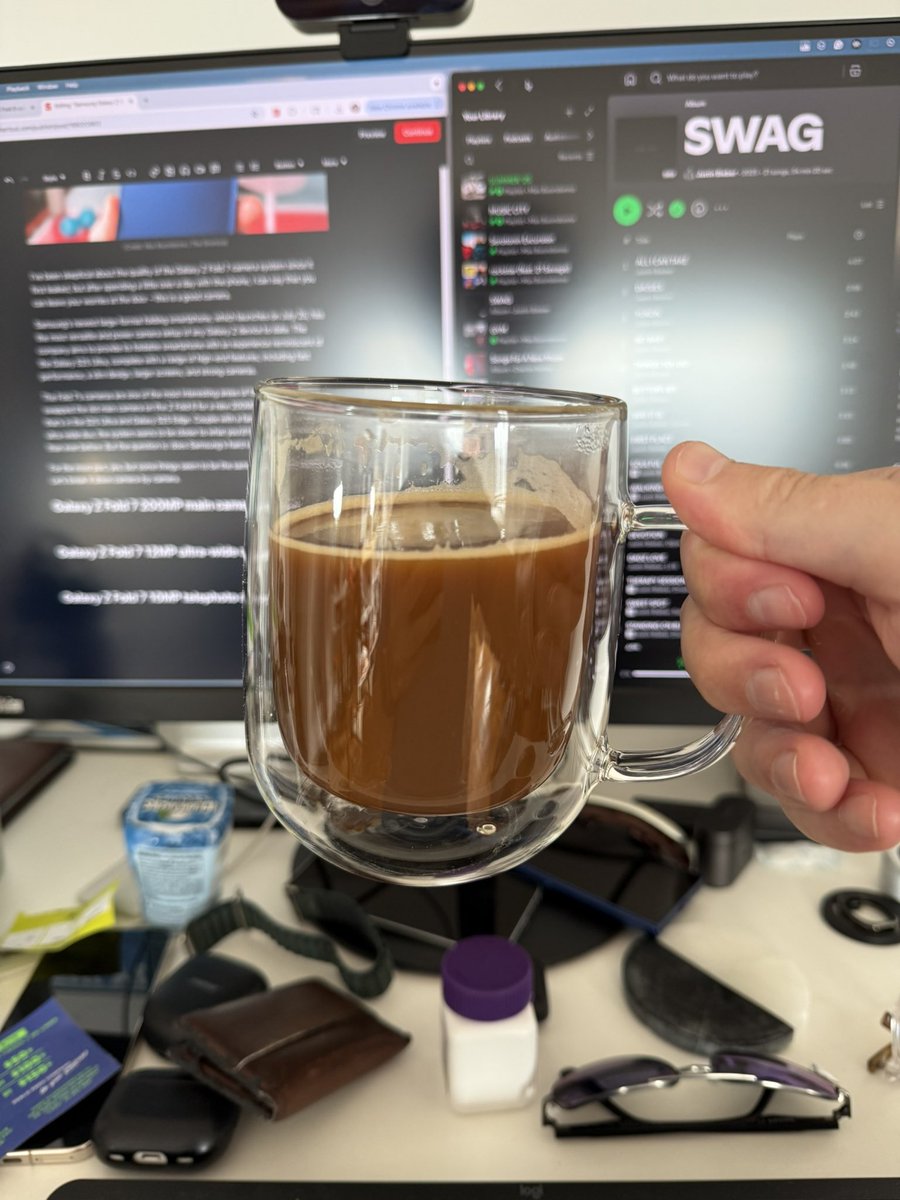 LegendaryScoop's tweet image. In case you're wondering what I'm up to today, I'm spinning the new Justin Bieber album and finishing an article on a smartphone camera test.
Time to lock in.