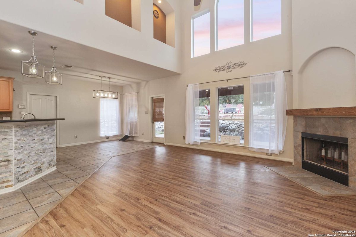 AMRGrouptx's tweet photo. 9223 Saucedo, Helotes, TX 78023 just hit the market!
Take a look at this awesome space: https://t.co/ya03YVLgaj https://t.co/dVq9BtUq0i