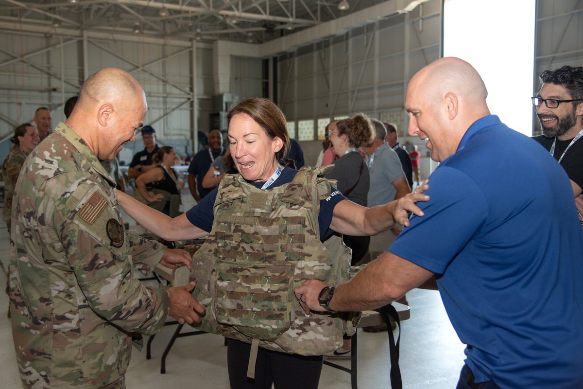 PANationalGuard's tweet image. .@PA_ESGR recognized civilian employers during a Bosslift event at Biddle Air National Guard Base June 25.
Story here: pa.ng.mil/Site-Managemen…
📷: Tech. Sgt. Timi Jones & Airman 1st Class Matthew Bergh