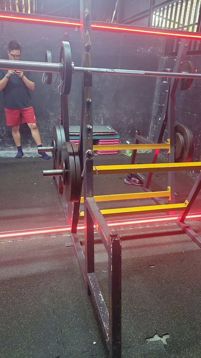 CarlosViche's tweet photo. No dejas de ir al gimnasio porque te duele la rodilla. Te duele la rodilla porque dejaste de ir al gimnasio https://t.co/E3OXhOOxWj