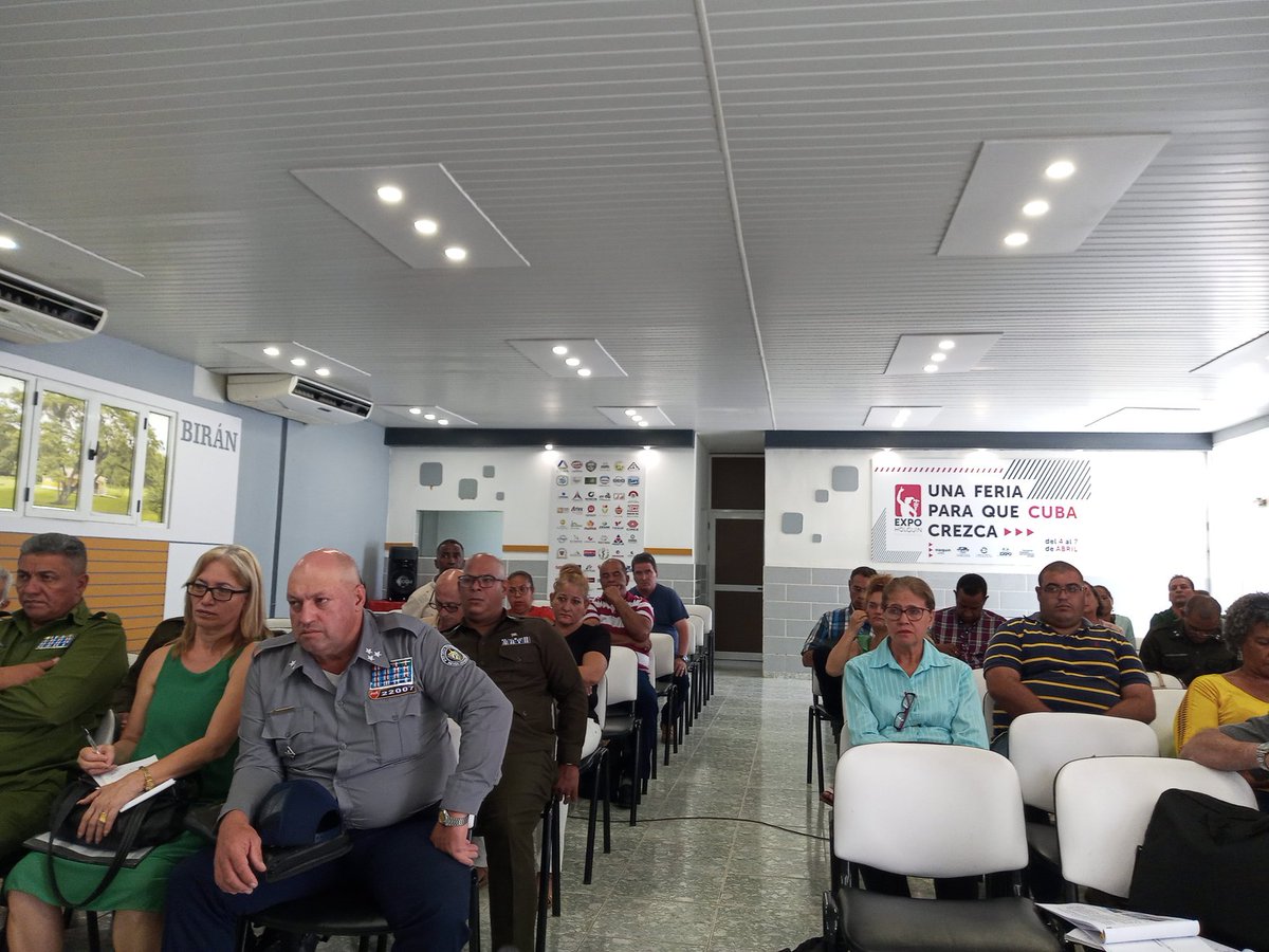 En #Holguín analizamos la implementación del Plan Gubernamental para prever y enfrentar los delitos e ilegalidades vinculados a los #RecursosNatutales, como parte del cumplimiento de la #Ley150 y el Plan Turquino <a href="/citmacuba/">Ministerio de Ciencia, Tecnología y Medio Ambiente</a> <a href="/ArmandoRguezB/">Armando</a> <a href="/EdMartDiaz/">Eduardo Martínez Díaz</a> <a href="/JorgeLuisTapiaF/">Jorge Luis Tapia Fonseca</a>