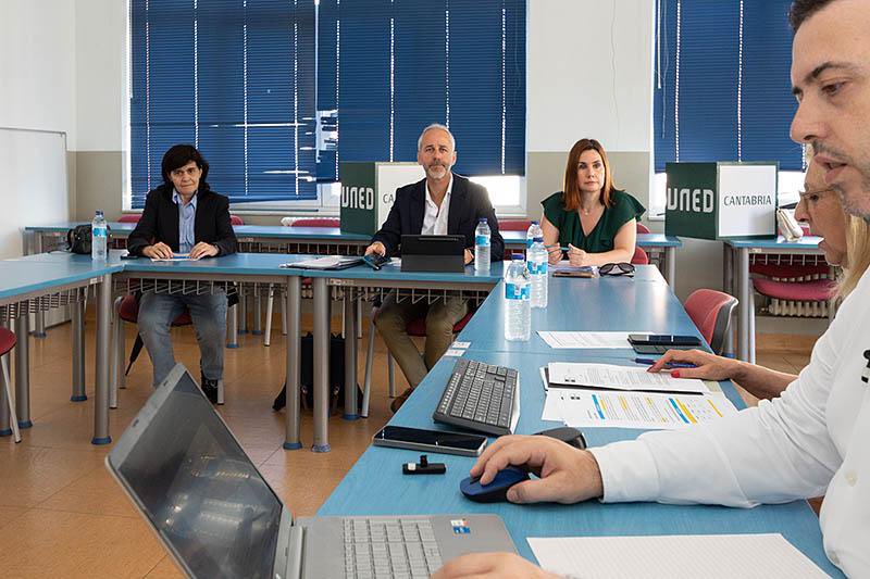 📣Educación acometería este año la reforma de la cubierta y la fachada de la sede asociada de la UNED en Cantabria

🔴Silva ha realizado el anuncio de esta inversión de cerca de 200.000 euros en la reunión de la Junta Rectora 

bit.ly/44T6w3f