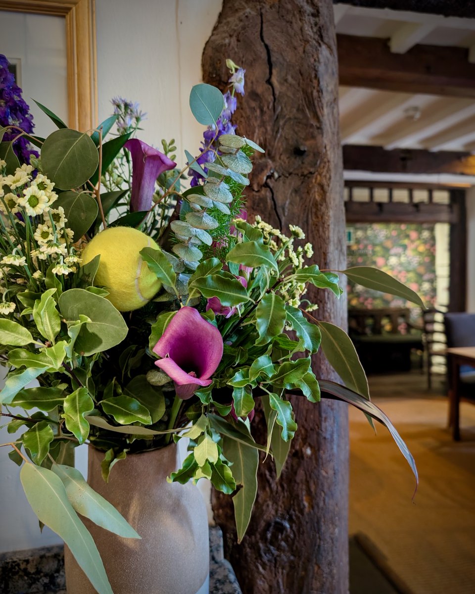 RedLionLongComp's tweet image. Check out our beautiful #Wimbledon themed #flowers from The Broadway Florist 😍. The decorative tennis ball confuses lots of the dogs that come into the pub 🤣