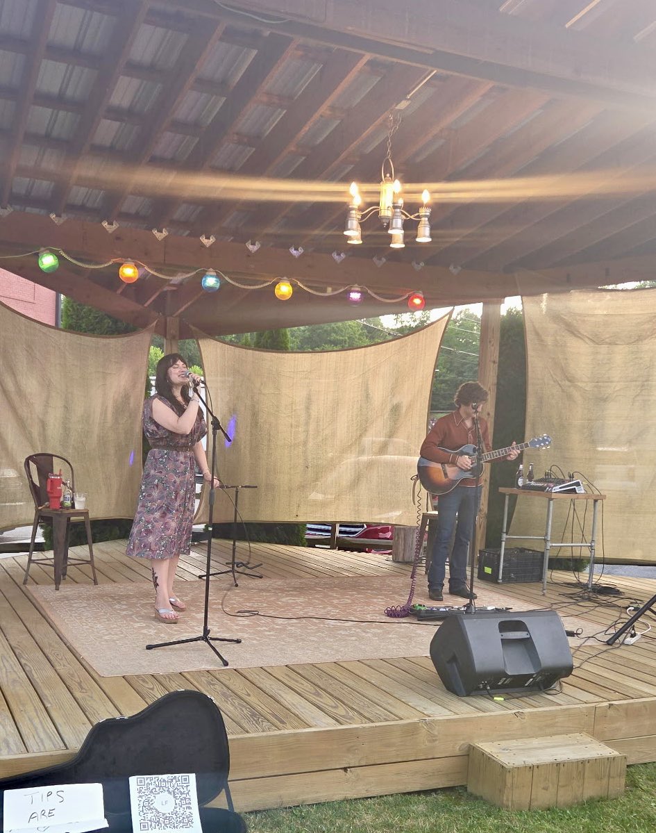 VARuralCenter's tweet image. To truly understand a place, it's essential to listen to its music..
#VRLI experienced the sounds of Appalachia by Fritz and Co- their blend of all-time favorites, bluegrass, and rock ‘n’ roll had us tapping our feet and was the perfect vibe. Be sure to check them out in #SWVA!