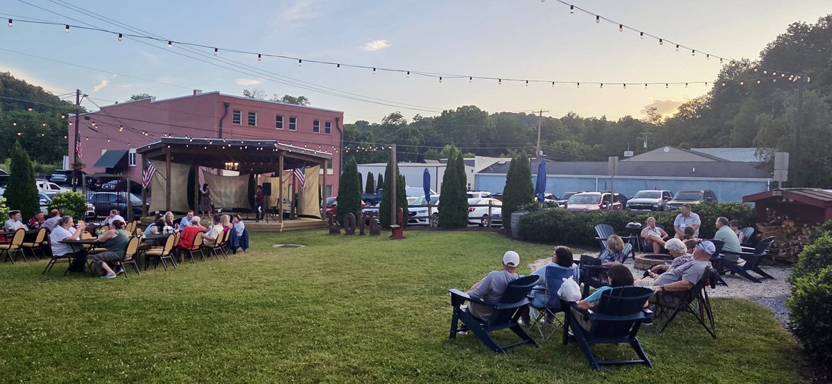 VARuralCenter's tweet image. To truly understand a place, it's essential to listen to its music..
#VRLI experienced the sounds of Appalachia by Fritz and Co- their blend of all-time favorites, bluegrass, and rock ‘n’ roll had us tapping our feet and was the perfect vibe. Be sure to check them out in #SWVA!