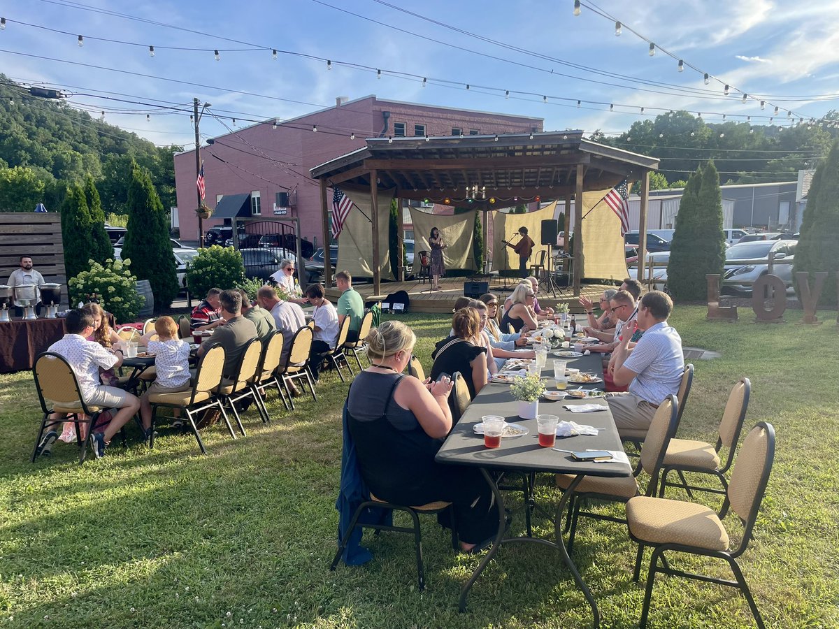 VARuralCenter's tweet image. To truly understand a place, it's essential to listen to its music..
#VRLI experienced the sounds of Appalachia by Fritz and Co- their blend of all-time favorites, bluegrass, and rock ‘n’ roll had us tapping our feet and was the perfect vibe. Be sure to check them out in #SWVA!
