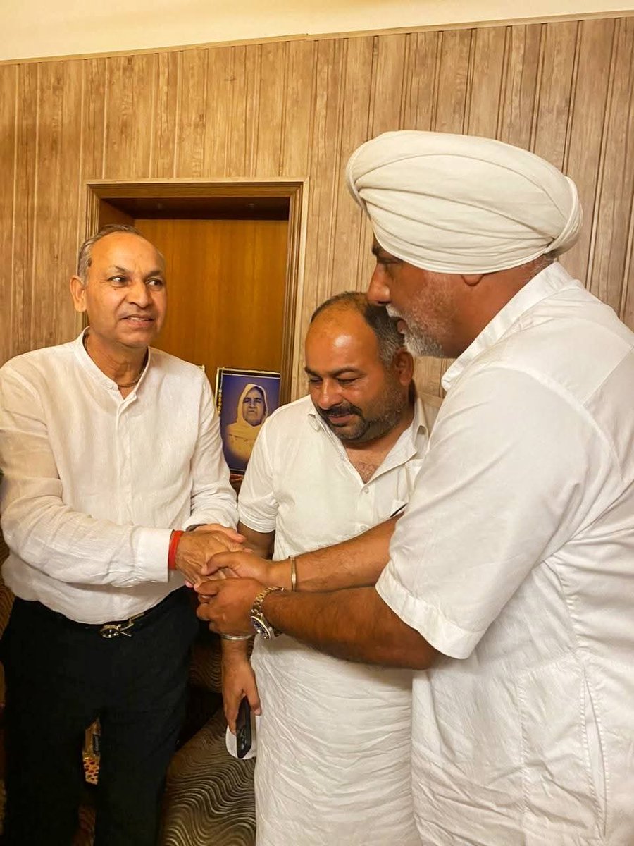 #वाहेगुरु #दुःखकीघड़ी
मंडी गोबिंदगढ़ के मॉडर्न इलेक्ट्रॉनिक वाले श्री ज्ञान नाथ गौतम जी के आकस्मिक निधन का समाचार अत्यंत दुःखद है।
उनके निवास स्थान पर जाकर परिवार के साथ शोक साझा किया।
प्रभु वाहेगुरु से प्रार्थना करता हूँ कि दिवंगत आत्मा को अपने श्रीचरणों में स्थान दें और