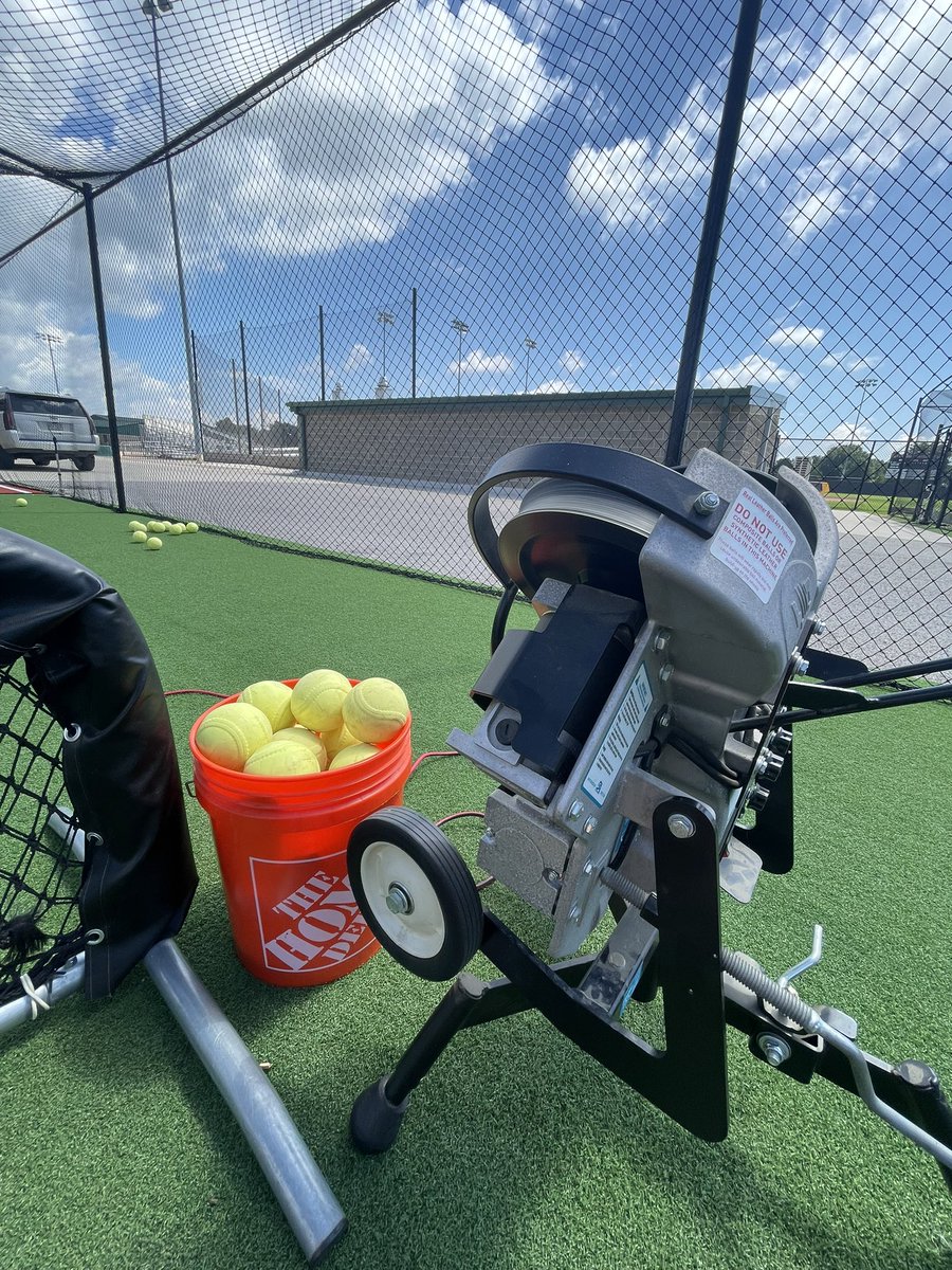 CurrieBaller2's tweet image. I’ve been grinding with Mom all week! ❤️She has taken me to the cages twice a day, set the machine up, and fed 100’s of balls since Monday to make sure I’m ready for the heart of my summer schedule! I am blessed! My parents fully support and do everything they can to help me…
