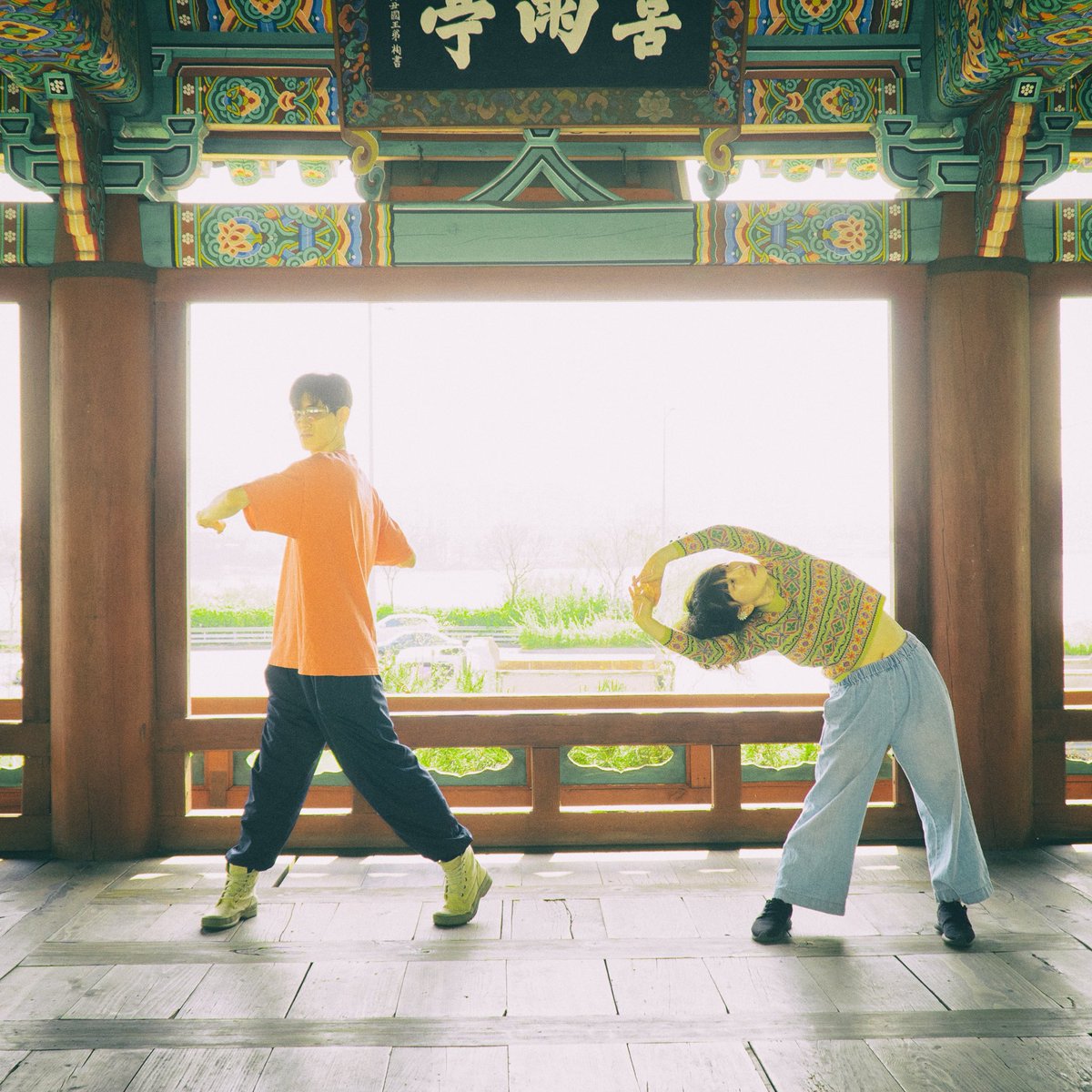 아쉬운 소식을 전합니다. 향니는 해산하게 되었습니다. 

10년이 넘는 많은 날 동안 여러 노래가 있었습니다. 
그동안 함께했던 사람들, 공간들 모두 감사드립니다.

향니의 마지막 공연은 스트레인지프룻 20주년 공연으로함께 하게 되었습니다. 

다정한 마지막이라는 생각에 안심이 되기도 합니다.