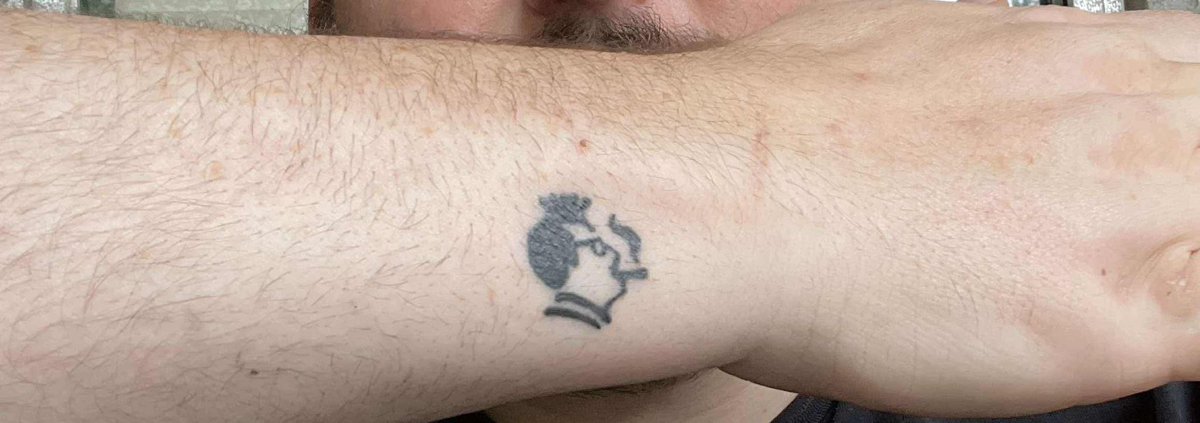 MontgomeryInn_'s tweet image. Happy Friday! ☀️
We want to give a huge shoutout to Chad! Montgomery Inn’s new undisputed #1 fan! He’s officially crowned himself the “wRIBst King” after getting our iconic Ted Head logo permanently inked on his wrist.
Now that’s dedication!