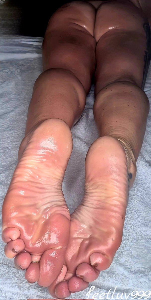 Nghhh 🤤 those soles @feetluv999