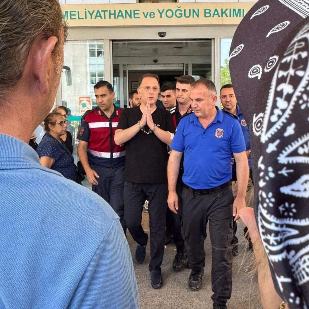 Bir insana bu kadar zulmedilirmi ya. Bir Belediye Başkanı, aynı zamanda rahatsız, kaçma olasılığı hiç yok. bu kelepçeler neyin nesi ya, tam bir zulüm, zalimin zulmü.