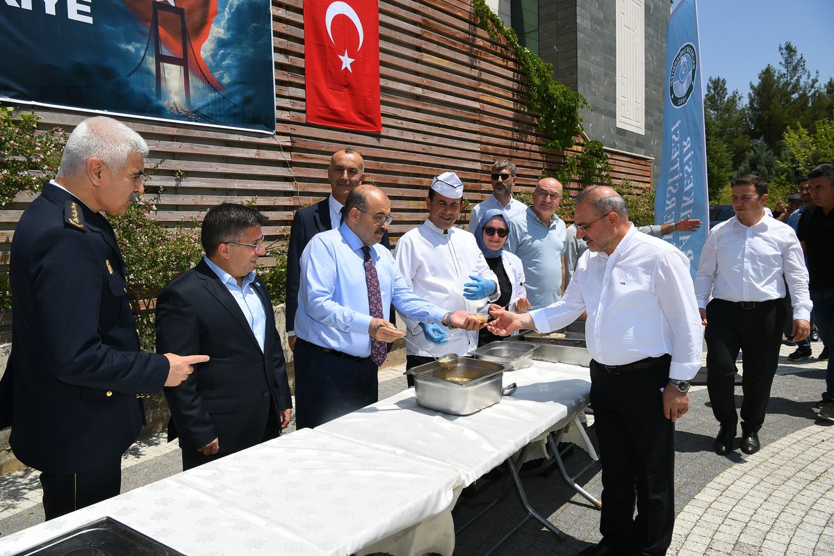 📍 Balıkesir Üniversitesi

Vali İsmail Ustaoğlu, 15 Temmuz Demokrasi ve Milli Birlik Günü Anma Etkinlikleri kapsamında düzenlenen 15 Temmuz Şehitleri Mevlid-i Şerif programına katıldı.

#ZaferinAdıTürkiye
#15TemmuzDemokrasiveMilliBirlikGünü