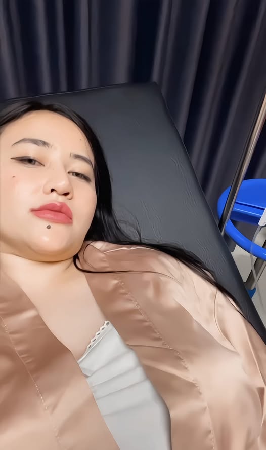 Saunadagi qizlarning shaxsiy fotosuratlari Voyaga yetgan mushuk