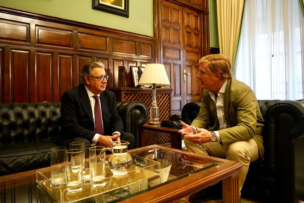 Interesante reunión con <a href="/BarreraGragera/">Ignacio Gragera 🇪🇦</a>  sobre oportunidades para Badajoz, como fondos europeos, movilidad o retos industriales y comerciales de la ciudad ante los nuevos desafíos de la UE. Muchas gracias Alcalde por la hospitalidad.