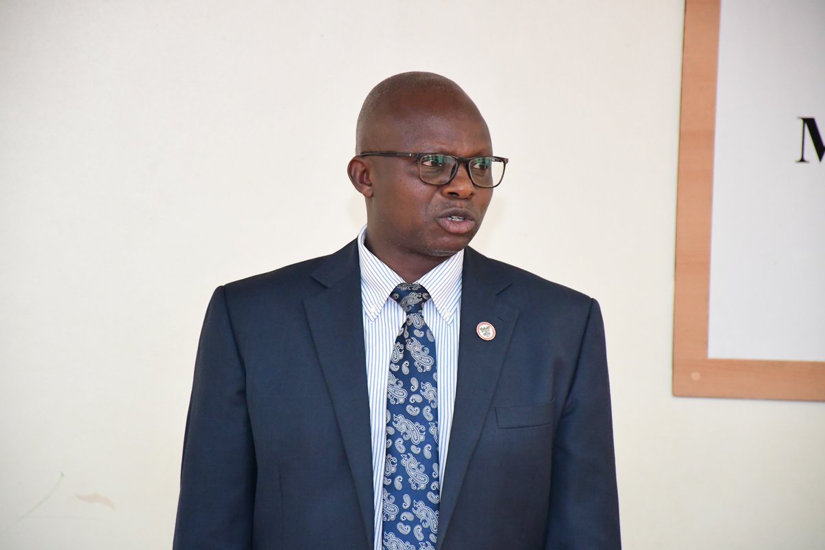 MakCoBAMS's tweet image. At the close of the training, Assoc. Prof. James Wokadala representing the @MakCoBAMS Principal, called on participants to be change agents, highlighting @MakCoBAMS’s role in advancing @Makerere’s research-led agenda through executive short courses .@MakerereCHUSS @MakCoNAS