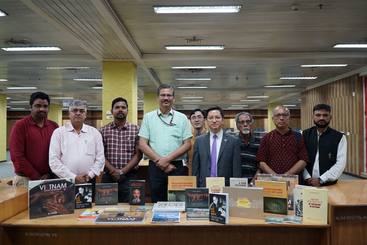 On 7 July 2025, Amb. Nguyen Thanh Hai met with Prof. Ajay Pratap Singh, Director General of India’s National Library &amp; donated English books on 🇻🇳 to its Vietnam Corner — the only one of its kind in the Library. Prof. Singh expressed deep appreciation for the gift. 🇻🇳📚🇮🇳