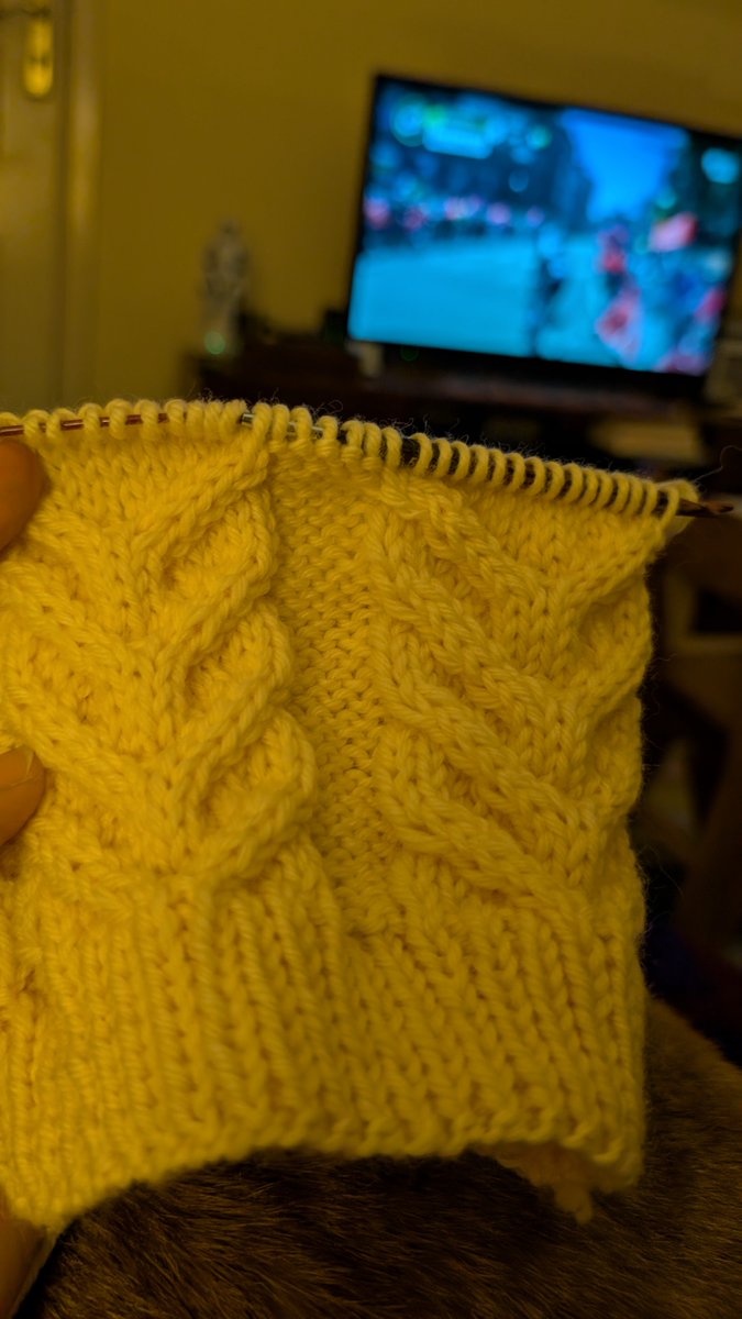 lishaharris's tweet photo. It's hot in France but it's cold enough here to need a woollen hat #tourcraft #couchpeloton https://t.co/8e2tKdFDZj