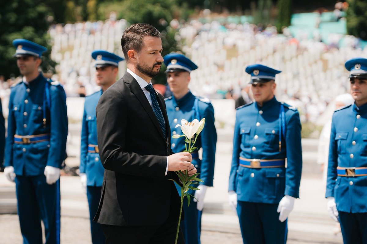 Predsjednik Crne Gore, <a href="/JakovMilatovic/">Jakov Milatovic 🇲🇪🇪🇺</a>, danas je u Srebrenici odao počast srebreničkim žrtvama, izražavajući iskreno i duboko saosjećanje prema njihovim porodicama. Poručio je da tišina nevino ubijenih govori više od bilo čije izjave.

predsjednik.me/press/clanak/p…