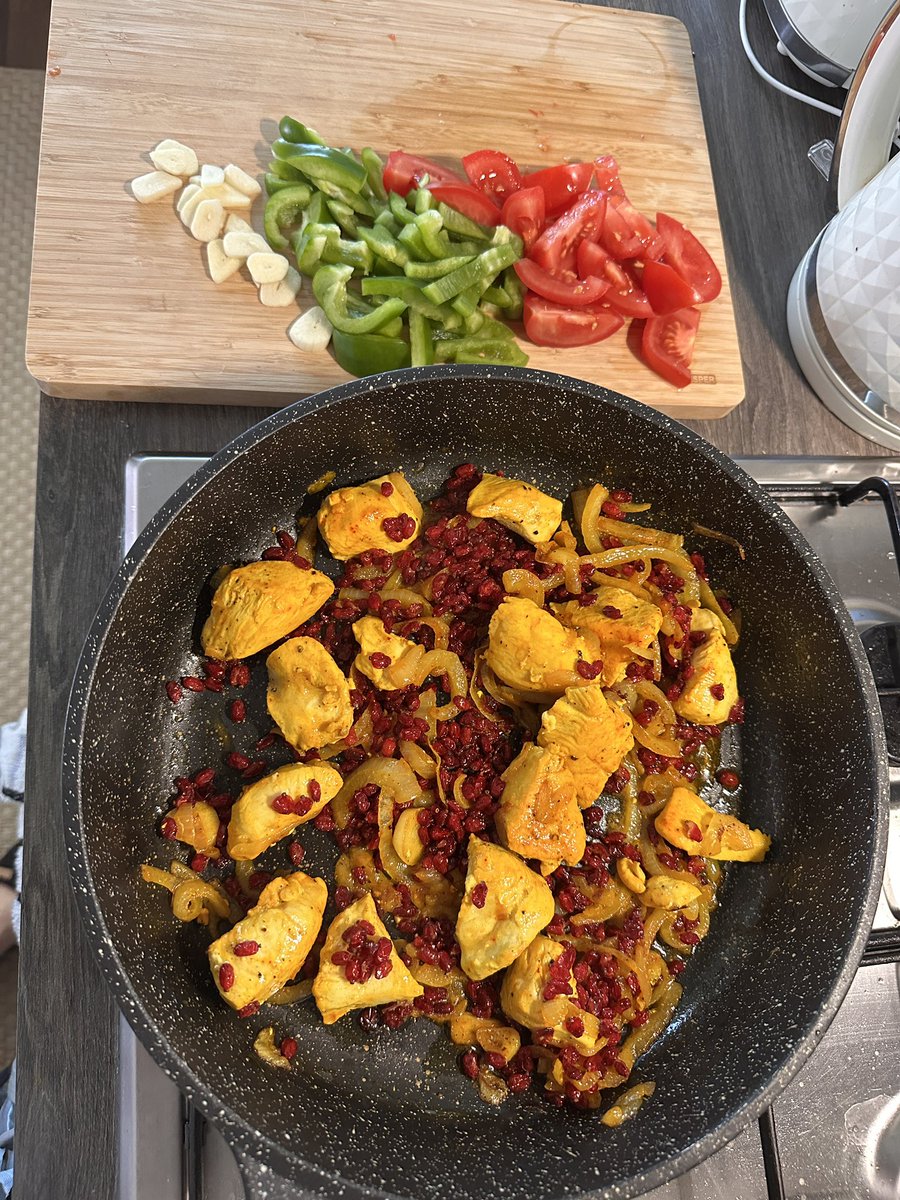 j00j3h's tweet image. چون خیلی استقبال پرشوری شد ، این هم از کارو هنر دیگر …
نخیییییییییییییر اینستاگرم ندارم ، اینجا میزارم 🙄🫵.
من اینجوری زرشکپلو با مرغ درست میکنم ( من-در-آوردی-جوجو-پسند)
جای همه دوستان و فامیل خالی .
فکر کنم باید کار دهن-بینی و سلاخی را بزارم کنار و بزنم تو کار غذا و…