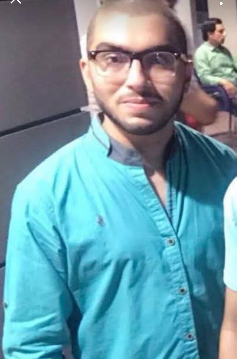 یہ ہیں وزیرآباد کا ایماندار موٹر سائیکل مکینک نوجوان تابش۔ 
 اس لڑکے نے آج ایمانداری کا بے مثال مظاہرہ کیا۔ 
5 لاکھ روپے کی بڑی رقم جو اس نوجوان کو سڑک پر گری ملی، اسے اپنے پاس رکھنے کی بجائے اس نوجوان نے اپنے ورکشاپ استاد کو دی اور استاد سے کہا کہ ہم نے اس کو اصل مالک تک