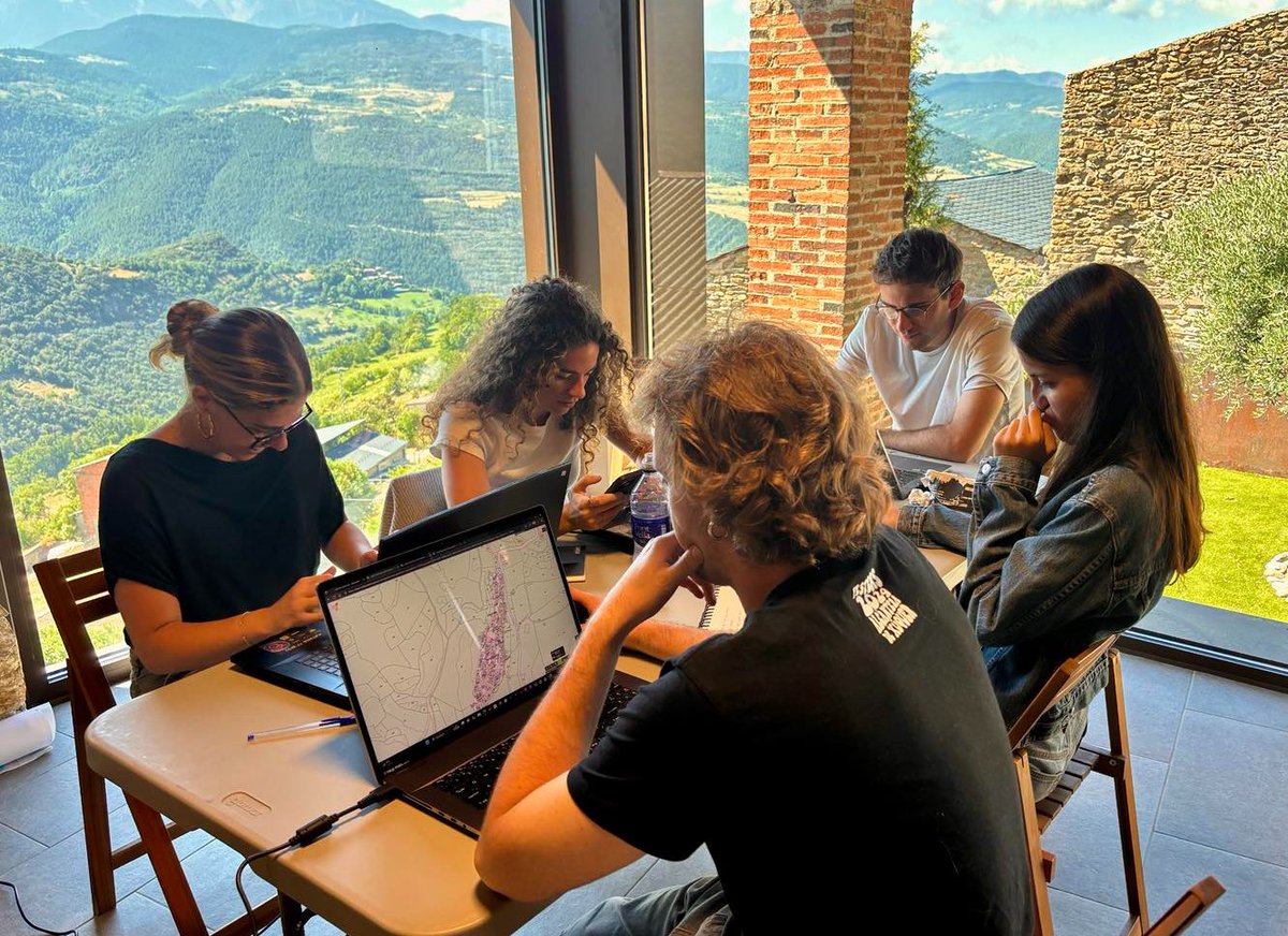 RadioSeu's tweet photo. #Estamariu i #Bescaran acullen un taller d'arquitectura centrat en el desenvolupament rural i noves habitabilitats. @ETSABarcelona @_etsav_ @arquitecturaURV @etsaUPV + informació: https://t.co/EqJiXIt7s4 https://t.co/EzLQyMpT4K