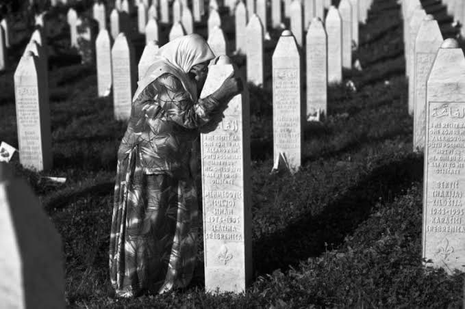 Mavi kelebeklerin sayısı savaştan sonra ilginç bir şekilde artmıştı. Çok geçmeden anlaşıldı ki toplu mezarların üzerinde yetişen bir bitkiye geliyorlardı. Onları takip ederek birçok mezara ulaşıldı. O gün bugündür mavi kelebekler hep acıyı ve ayrılığı anımsatır. 🦋 (Via Zeynep