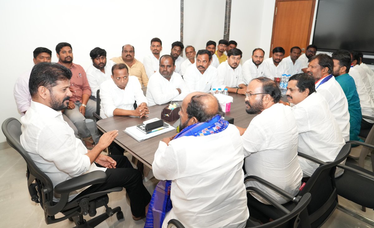 స్థానిక సంస్థల ఎన్నికల్లో బీసీలకు 42% రిజర్వేషన్లు కల్పించాలని ప్రభుత్వం తీసుకున్న నిర్ణయం పట్ల హర్షం వ్యక్తం చేస్తూ సీఎం రేవంత్ రెడ్డిని కలిసి కృతజ్ఞతలు తెలిపిన 
ఆర్ కృష్ణయ్య, బీసీ సంఘాల నేతలు