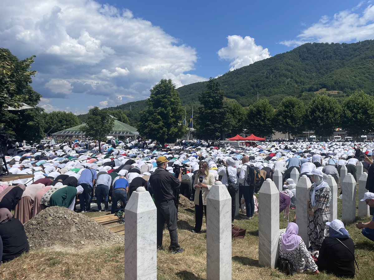 AndreaBeer2's tweet image. Mit einem Gottesdienst und den Beisetzungen ist das offizielle Gedenken in #Srebrenica30 zuende gegangen. Das systematische Leugnen des serbischen Völkermords durch die Täter + sie schützende Politik bleibt. #Srebrenica30