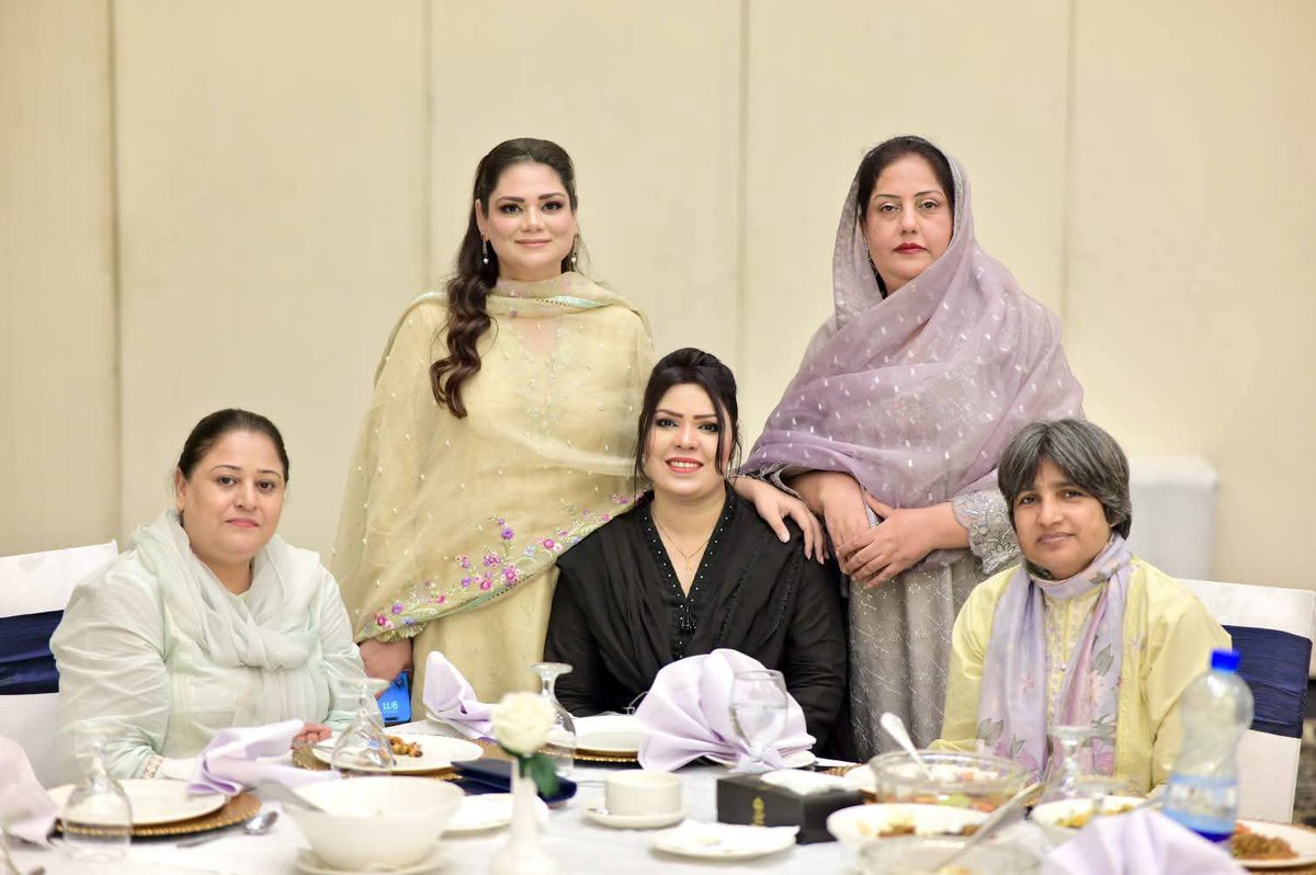 حنا ارشد وڑایچ ایم پی اے صاحبہ کی جانب سے فلیٹیز ہوٹل میں عشائیہ کا اہتمام کیا گیا جس میں سونیاآشرپارلیمانی  سکیرٹری انسانی حقوق واقلیتی امور پنجاب مدعو کیا.اس موقع حنا ارشد ورائچ صاحبہ نے سیالکوٹ الیکشن کمپین کے دوران سونیاآشر کے کام کو خصوصی طور پر سراہا ۔
<a href="/MaryamNSharif/">Maryam Nawaz Sharif</a>