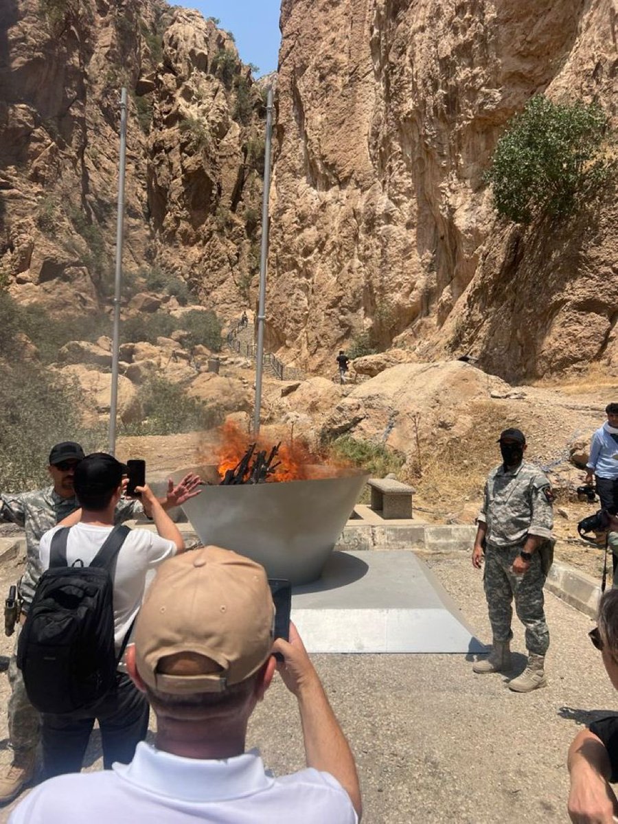 Silahların suçu yok, silahları kullanarak masum insanları katleden teröristlerin suçu var. Bu tiyatro ve aynı zamanda delil karartma operasyonu.