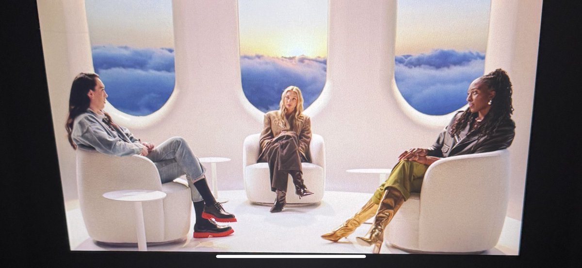 CuseCoachJack's tweet image. I watched this sit down conversation with three amazing professionals on the airplane. Love what @breannastewart is doing for our game and our Cuse! We can now scroll through movies and find US! #WeAreShe! Keep Going Stewie! ✊🏽👏🏽🍊