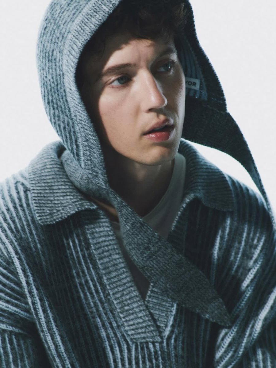 UpdatedTS's tweet image. In an exclusive with Vogue, Troye Sivan revealed that his brand, TSU LANGE YOR, is branching out into textile products 🧶
—The products include a knit hat, sweater and a blanket.
