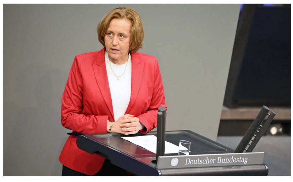 An dieser Stelle möchte ich mich heute ganz herzlich bedanken bei Frau <a href="/Beatrix_vStorch/">Beatrix von Storch</a> für Ihr Engagement und die von Ihnen gestellte Gewissensfrage an Friedrich Merz, mit der Sie ihn vorführten und uns und unsere Demokratie vor schlimmeren bewahrten - DANKE! 🙏🏻 #nurnochAfD