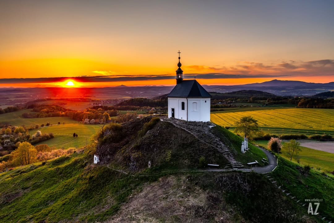 Para este fin de semana os recomendamos tomaros unos minutos cada día para ver el atardecer desde aquel lugar donde os encontréis. La ubicación de la imagen es la capilla de Santa, en Vyskeř, en la región de #Liberec. #visitczechia #verano #Chequia

📸 @azfotky