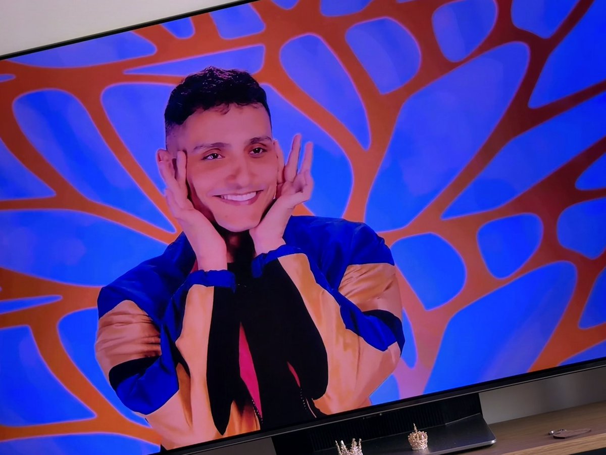MorningClayton's tweet photo. A torcida da @MercedezVulcao já está organizada aqui em Londres. Arrasa bee #DragRaceBR #DragRaceBrasil https://t.co/n5GSF5KEYd
