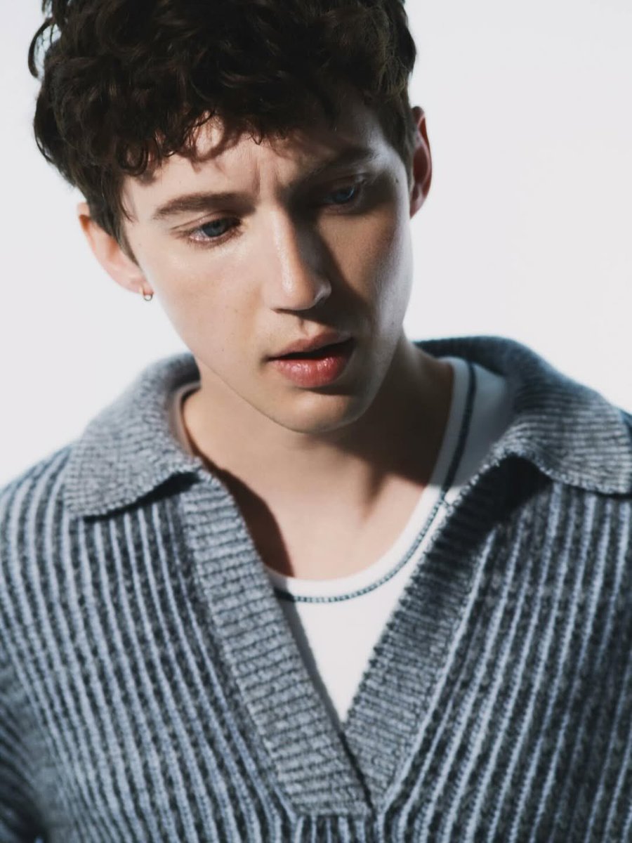 UpdatedTS's tweet image. Troye photographed for Vogue to showcase the latest TLY textile collection 🖤