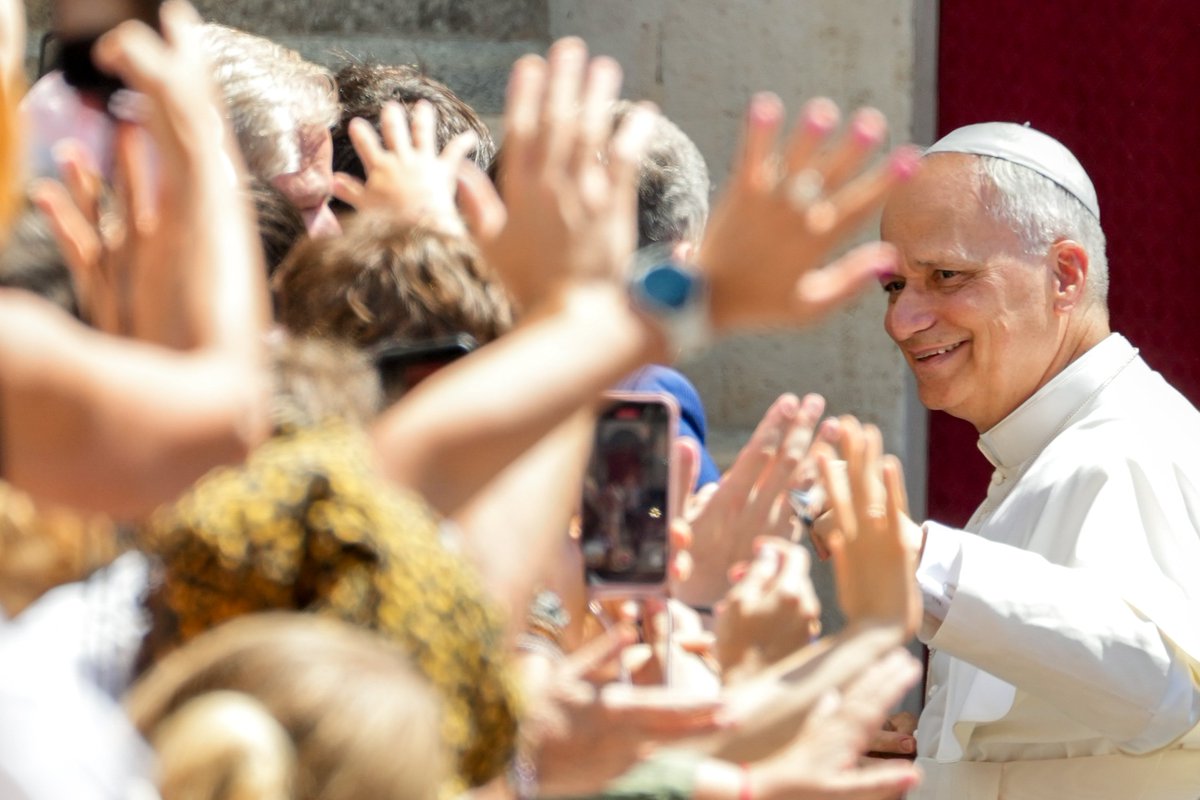 CatholicNewsSvc's tweet image. Parishes need to launch a 'revolution of care' for the elderly, Pope Leo XIV said in his 1st message for World Day of Grandparents and the Elderly. Free older people from loneliness by organizing regular visits, he said. More here: ow.ly/Pr6q50Wof1E CNS photo/Lola Gomez